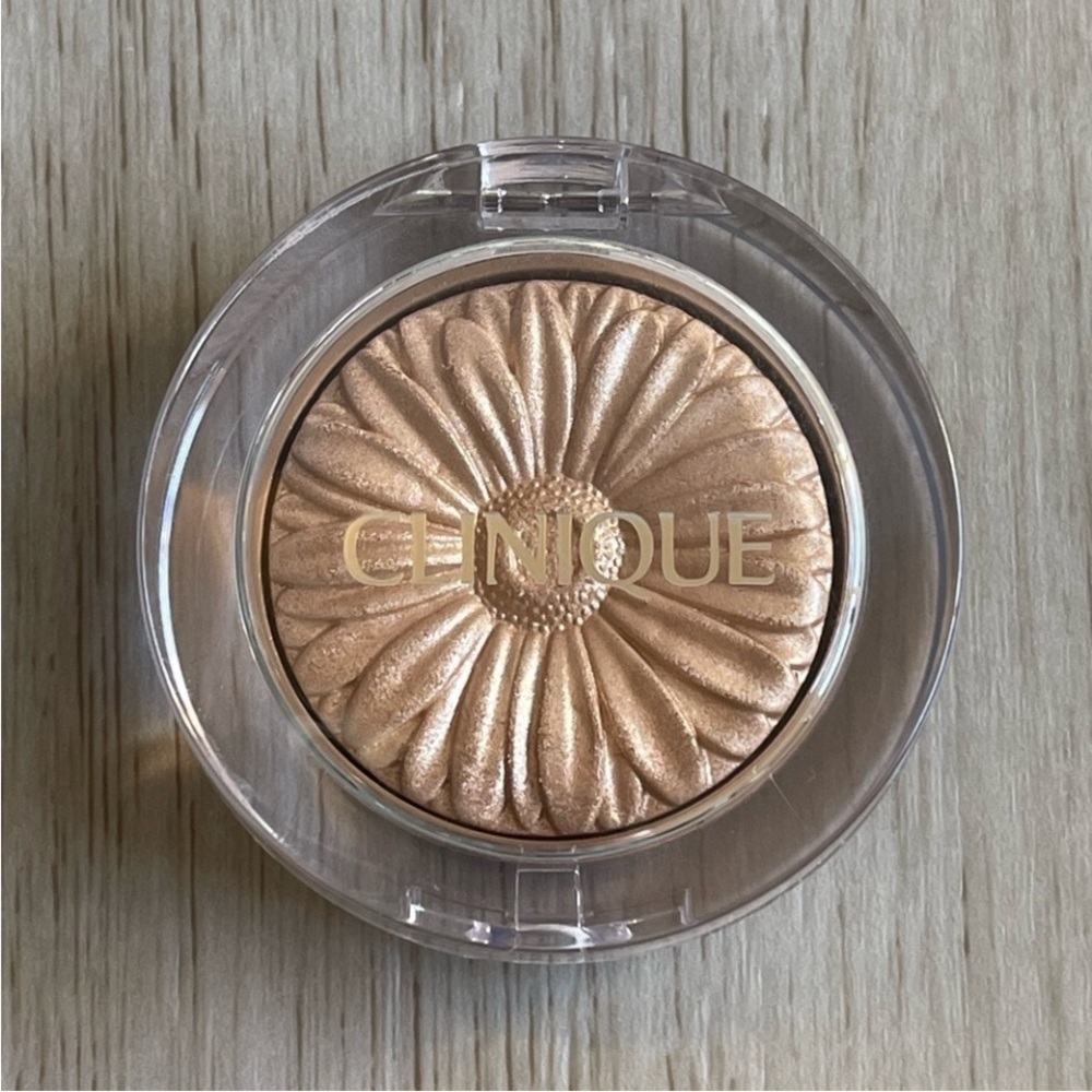 Clinique • Cheek Pop Highlighter in Gold Celebration Pop